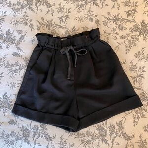 ARITZIA Wilfred Black High Waisted
Paperbag Cuffed Shorts Size:XXS